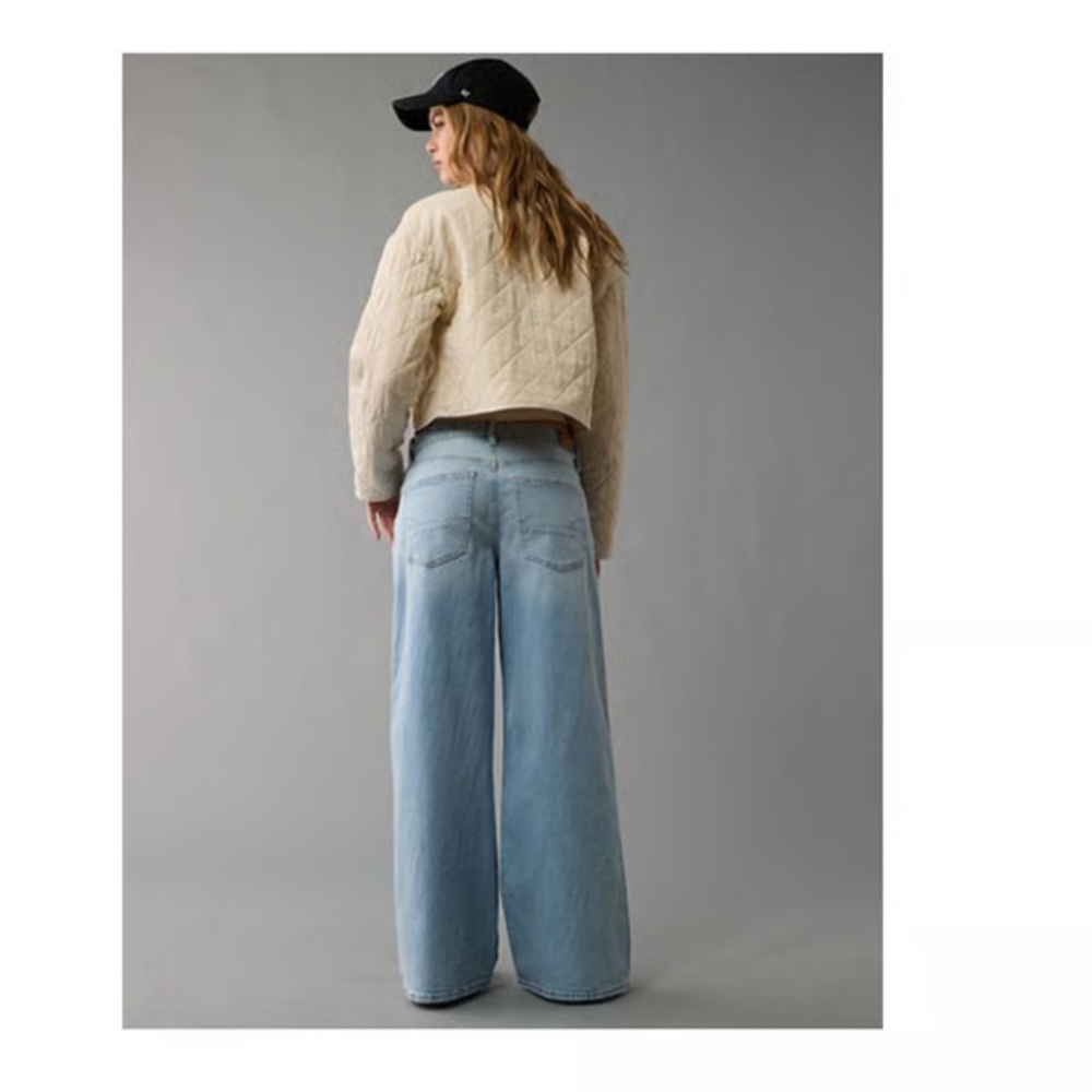 American Eagle Low Rise Ultra Wide Leg Light Aglow Strigid Jeans Jeans NWT Sz 2 - Picture 2 of 9